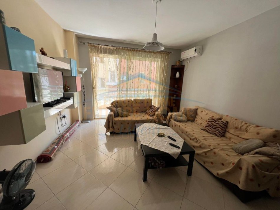 Tirane, jepet me qera apartament 2+1+Ballkon Kati 4, 88 m² 600 € (Rruga Peti 3, Sauk)