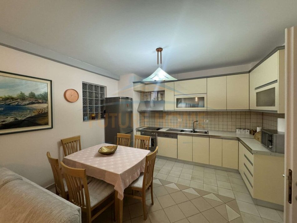 Tirane, jepet me qera apartament 2+1 Kati 3, 112 m² 700 € (21 dhjetori)