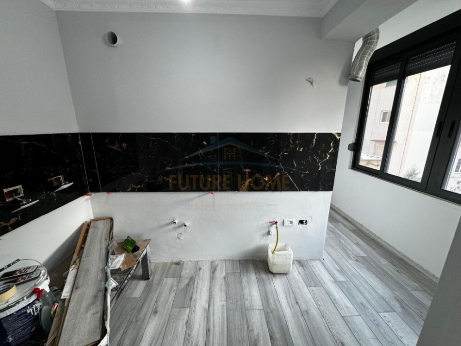 Tirane, jepet me qera zyre Kati 3, 56 m² 450 € (21 Dhjetori)