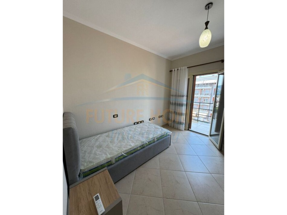 Tirane, jepet me qera apartament 2+1+Ballkon Kati 5, 110 m² 700 € (21 Dhjetori)