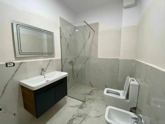 Tirane, jepet me qera apartament 1+1+BLK Kati 4, 85 m² 400 Euro (brryli)