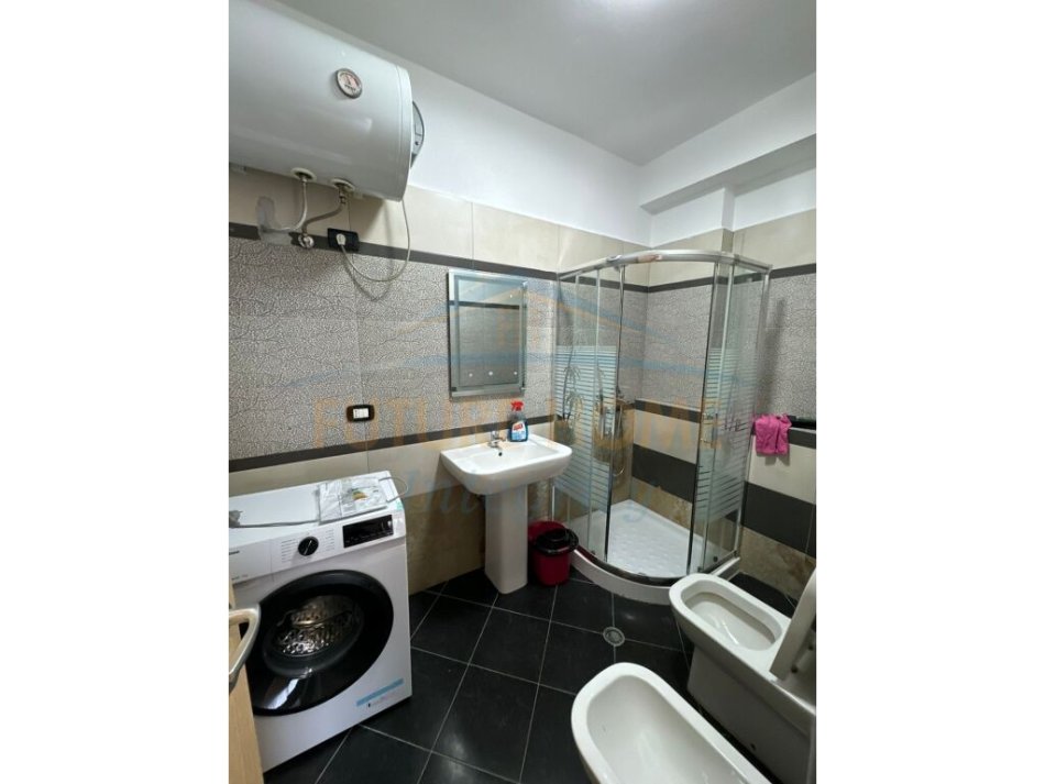 Tirane, jepet me qera apartament 2+1+Aneks+Ballkon Kati 5, 110 m² 700 € (21Dhjetori)