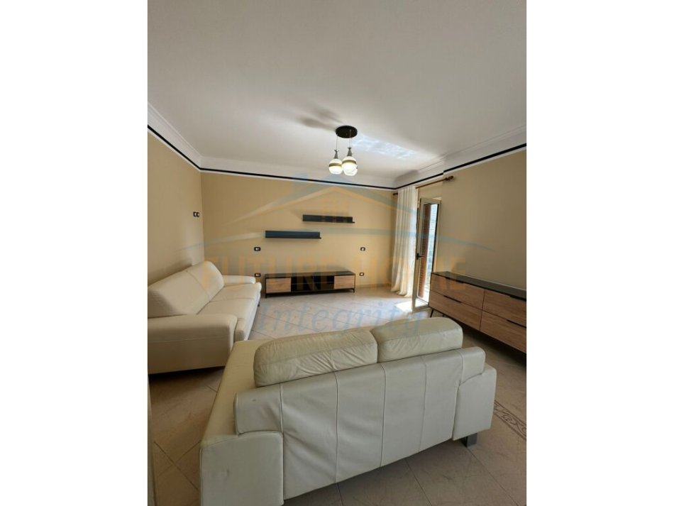 Tirane, jepet me qera apartament 2+1+Aneks+Ballkon Kati 5, 110 m² 700 € (21Dhjetori)