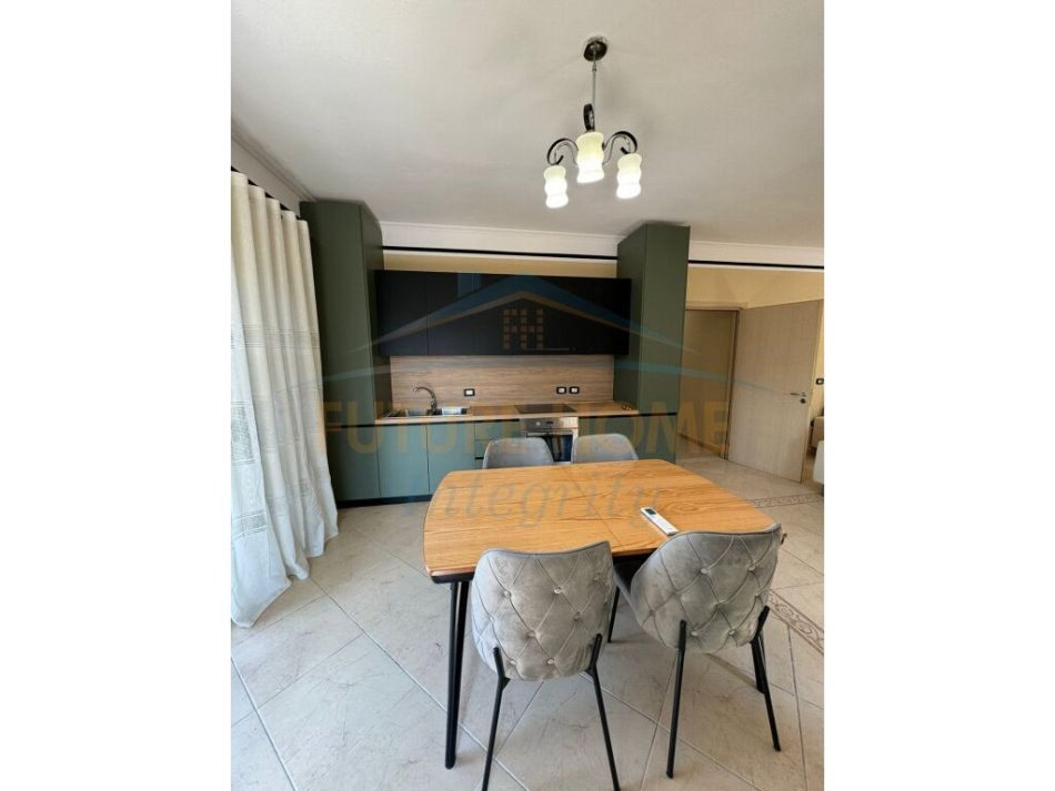 Tirane, jepet me qera apartament 2+1+Ballkon Kati 5, 110 m² 700 € (21 Dhjetori)