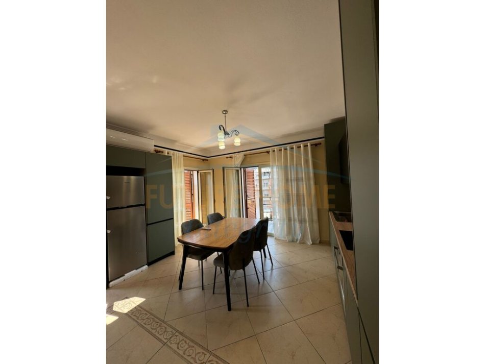 Tirane, jepet me qera apartament 2+1+Ballkon Kati 5, 110 m² 700 € (21 Dhjetori)