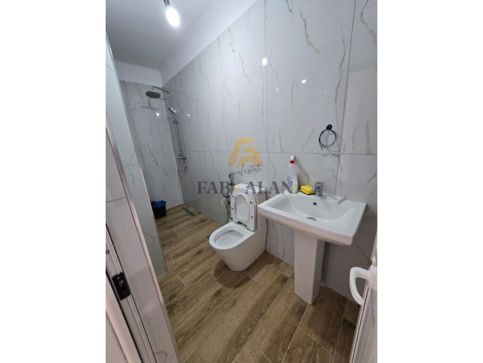 Tirane, shitet apartament 2+1 Kati 5, 75 m² 132.000 € (Xhanfize Keko)