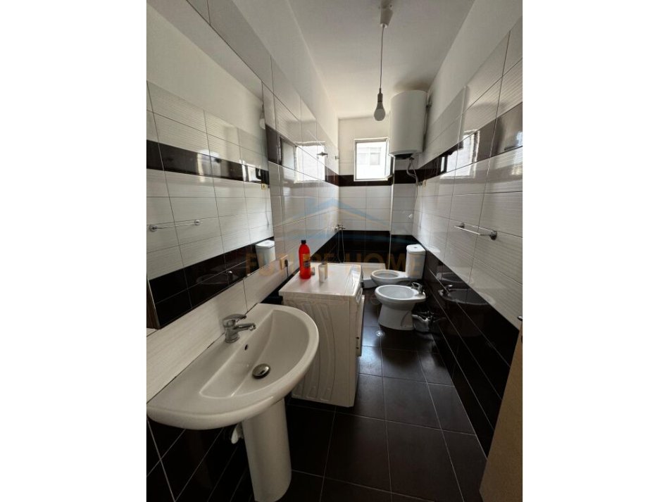 Tirane, shitet apartament 2+1+Ballkon Kati 5, 96 m² 140.000 € (UNAZA E RE)