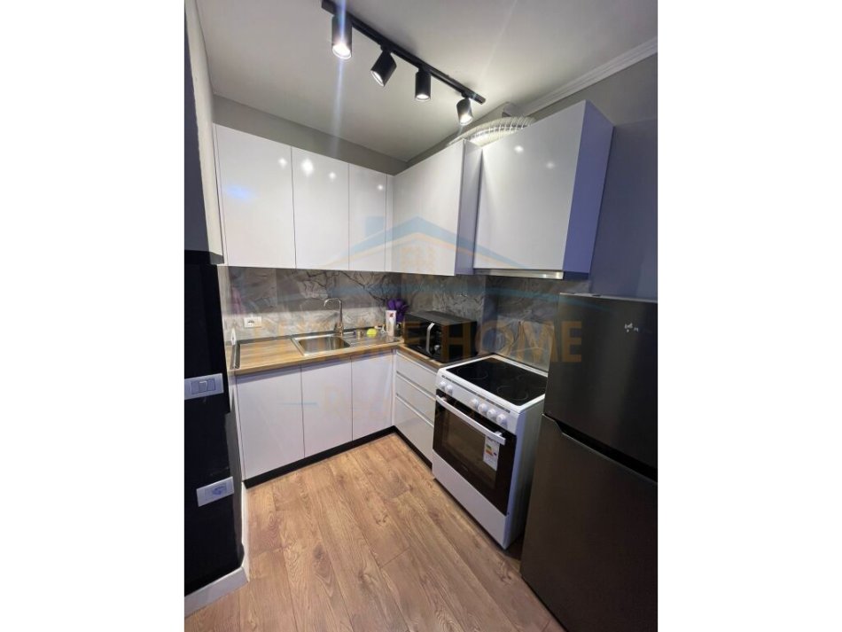 Tirane, jepet me qera apartament 1+1+Ballkon Kati 4, 60 m² 500 € (Dogana)