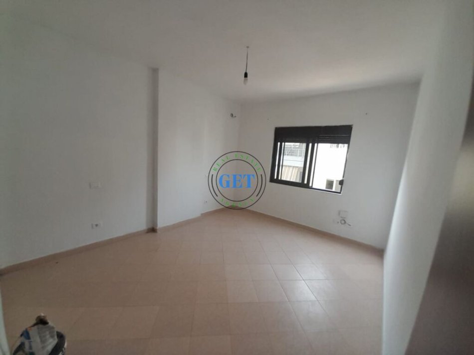 Durres, shitet apartament 2+1+Ballkon Kati 9, 105 m² 90,000 € (Ish Rajoni i Policise)