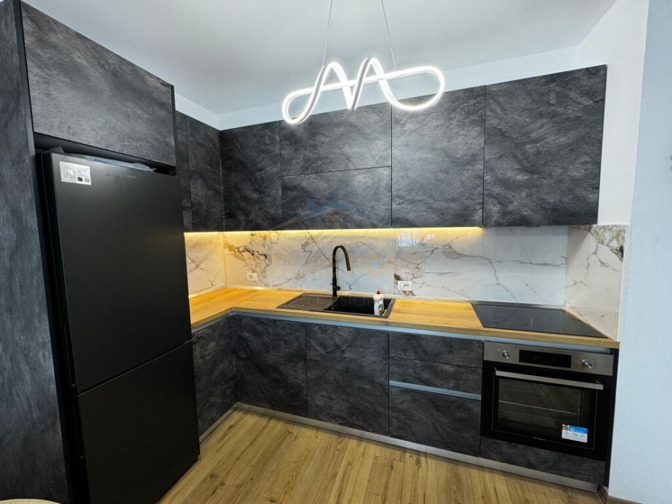 Tirane, jepet me qera apartament 1+1+Ballkon Kati 4, 75 m² 550 € (UNAZA E RE)