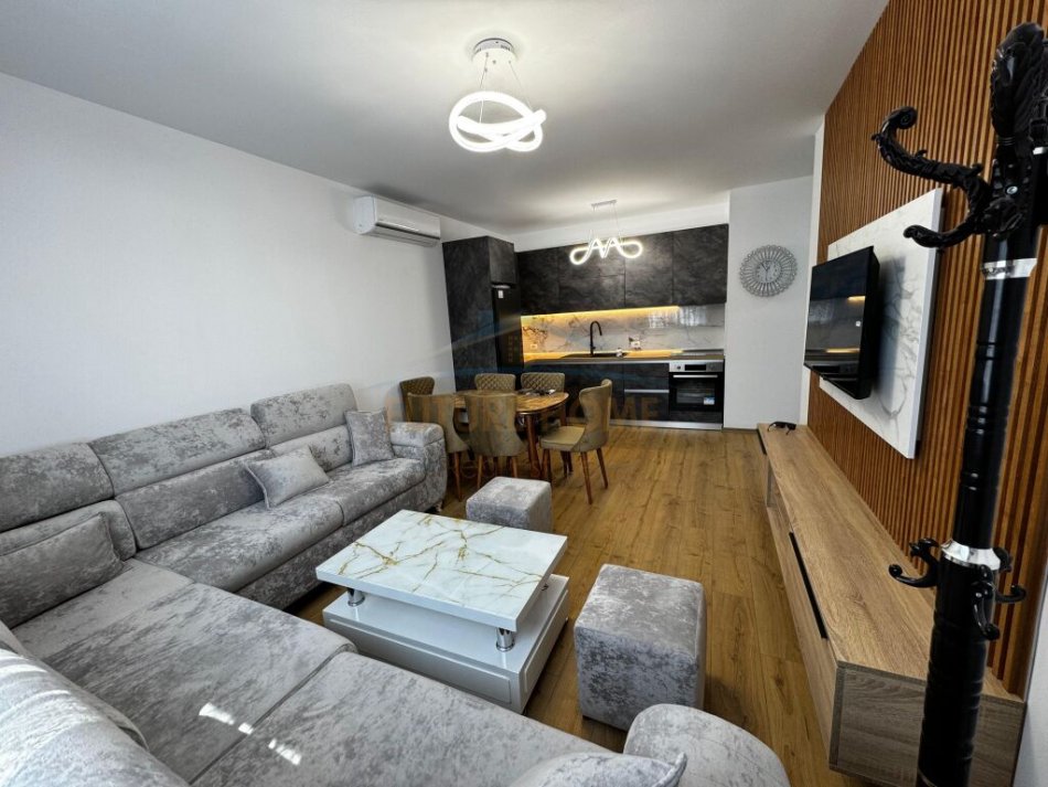 Tirane, jepet me qera apartament 1+1+Ballkon Kati 4, 75 m² 550 € (UNAZA E RE)