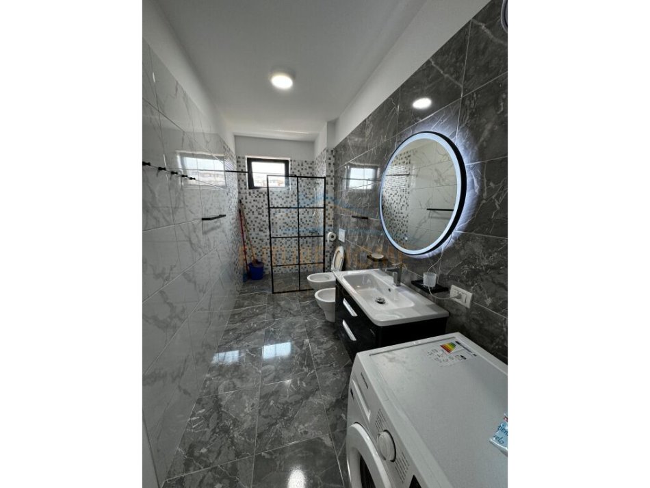 Tirane, jepet me qera apartament 1+1+Ballkon Kati 4, 75 m² 550 € (UNAZA E RE)