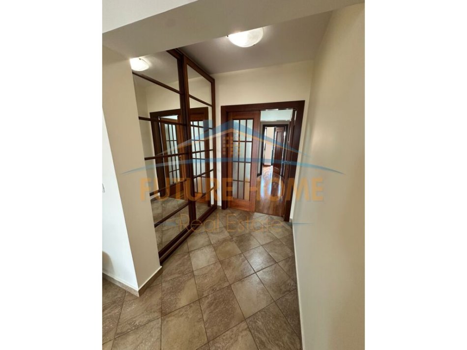Tirane, jepet me qera apartament 2+1+Aneks+Ballkon Kati 9, 118 m² 1.250 € (Ibrahim Rugova)