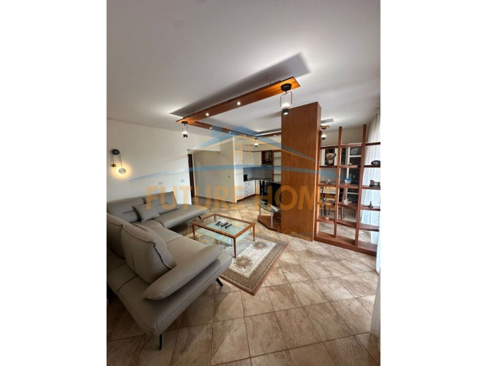 Tirane, jepet me qera apartament 2+1+Ballkon Kati 9, 118 m² 1.250 € (BLLOKU)