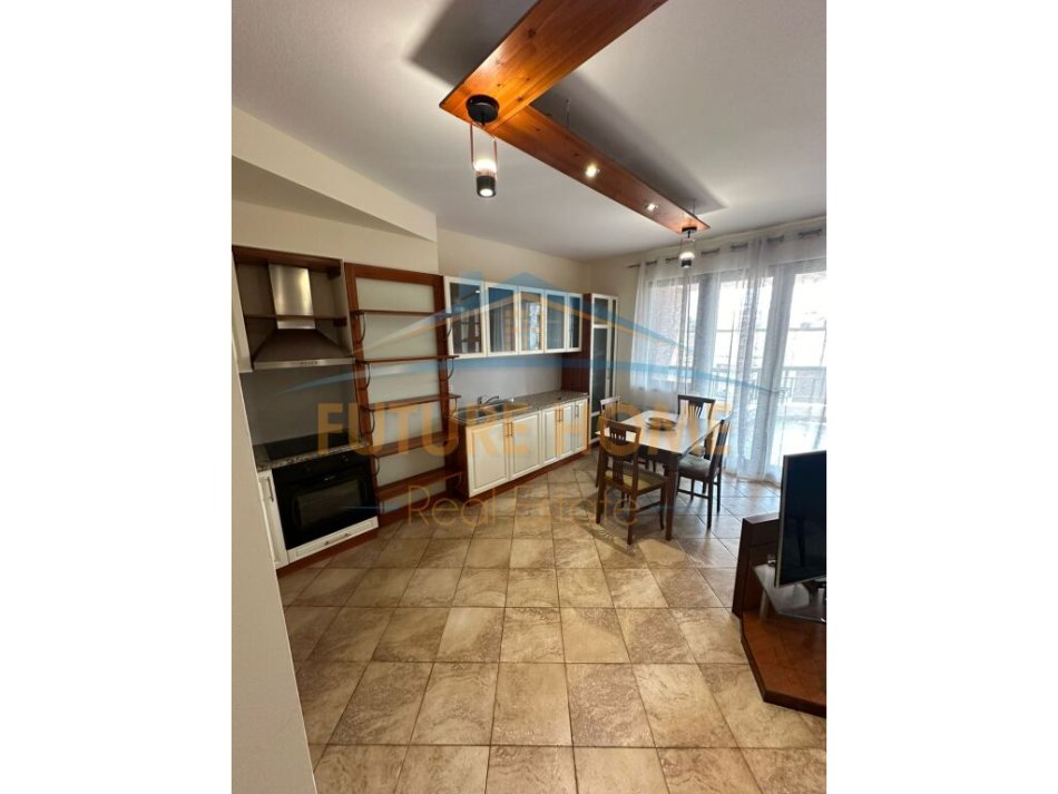 Tirane, jepet me qera apartament 2+1+Ballkon Kati 9, 118 m² 1.250 € (BLLOKU)