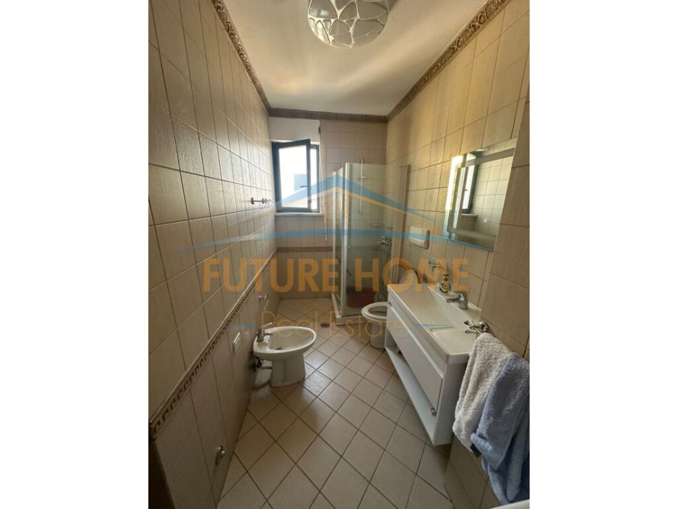 Tirane, jepet me qera apartament 2+1+Ballkon Kati 9, 118 m² 1.250 € (BLLOKU)