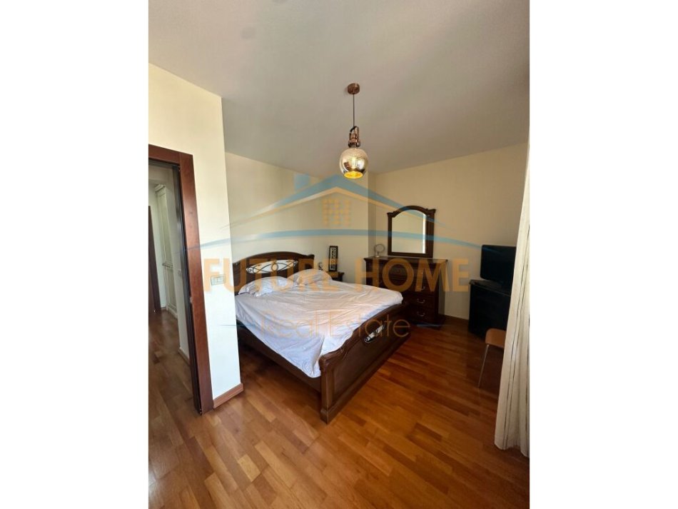 Tirane, jepet me qera apartament 2+1+Ballkon Kati 9, 118 m² 1.250 € (BLLOKU)