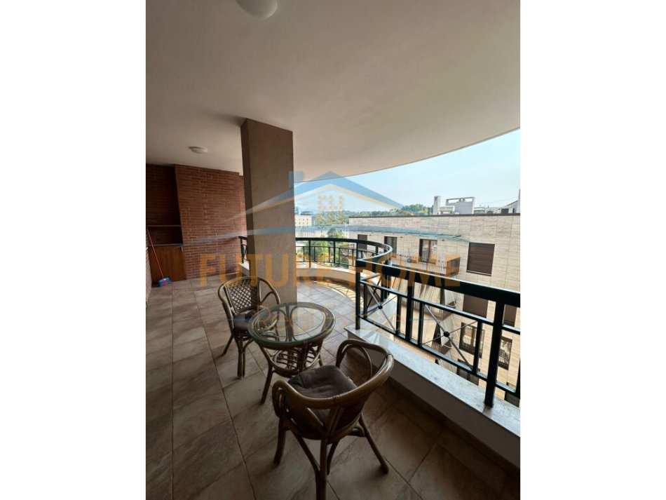 Tirane, jap me qera apartament 2+1+Ballkon Kati 9, 118 m² 1.250 € (Rruga Ibrahim Rugova)