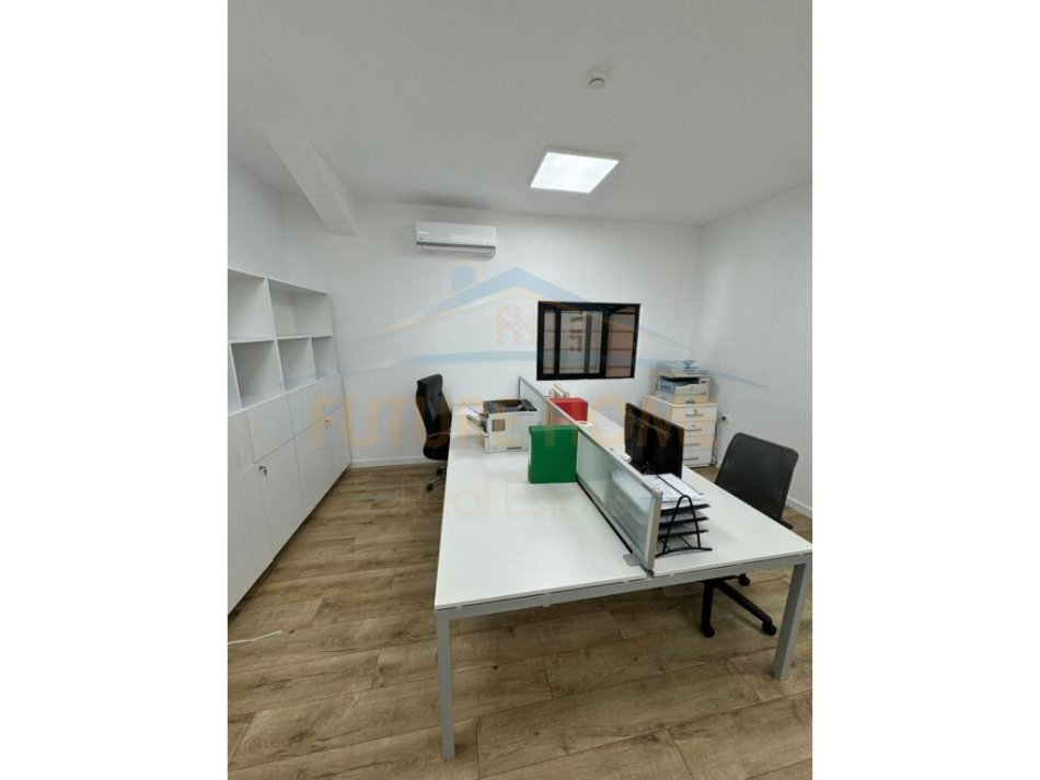ALF44214 Tirane, jepet me qera zyre Kati 1, 200 m² 1.750 € (kashar)