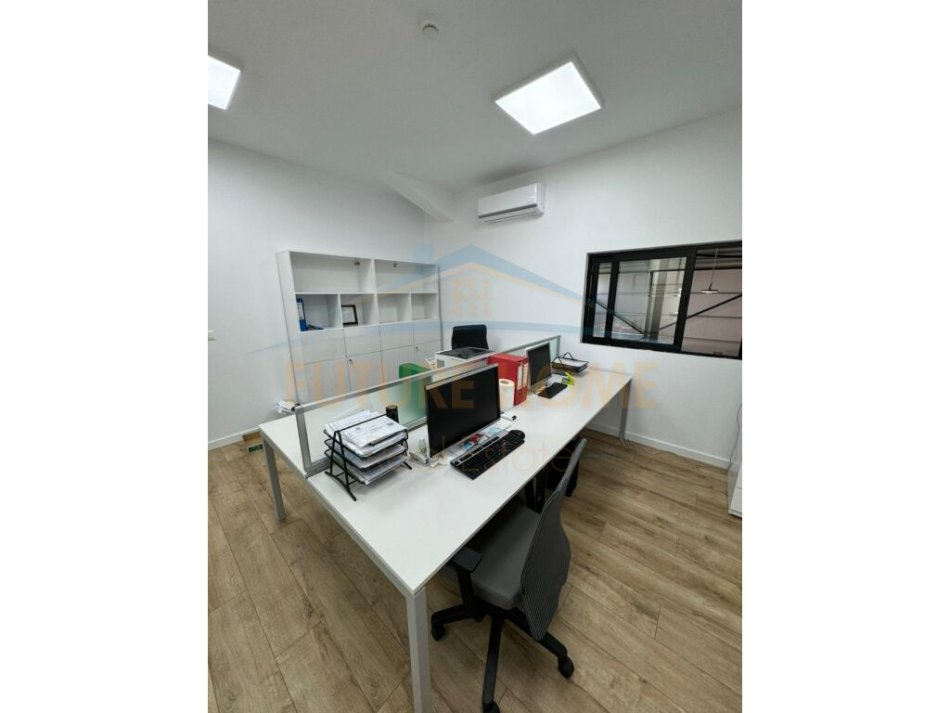 ALF44214 Tirane, jepet me qera zyre Kati 1, 200 m² 1.750 € (kashar)