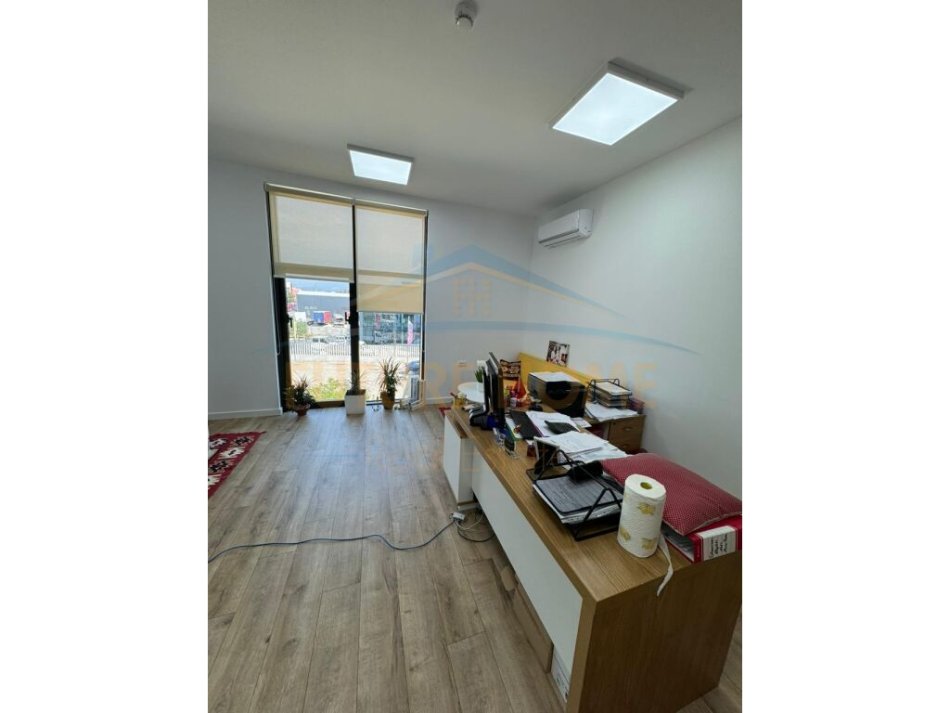 ALF44214 Tirane, jepet me qera zyre Kati 1, 200 m² 1.750 € (kashar)