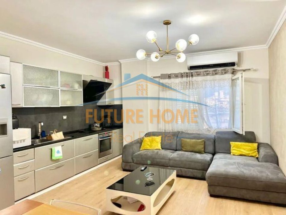 Tirane, jepet me qera apartament 2+1+Ballkon Kati 6, 96 m² 700 € (21 Dhjetori)