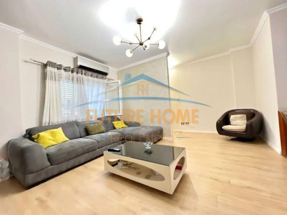 Tirane, jepet me qera apartament 2+1+Ballkon Kati 6, 96 m² 700 € (21 DHJETORI)