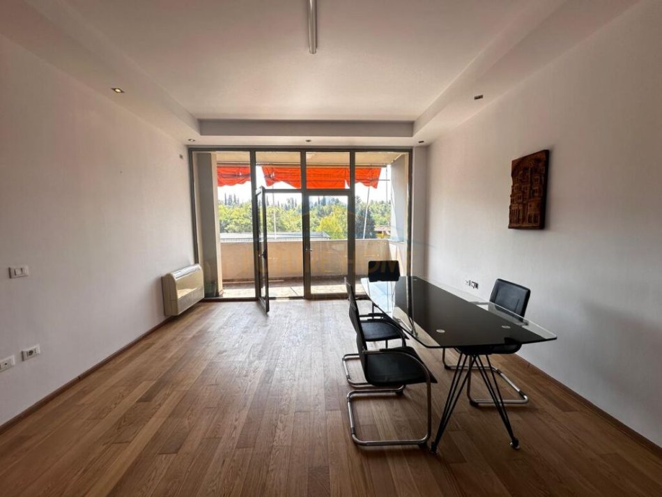 Tirane, jepet me qera ambjent biznesi Kati 4, 132 m² 1.500 € (Garda, Bllok)