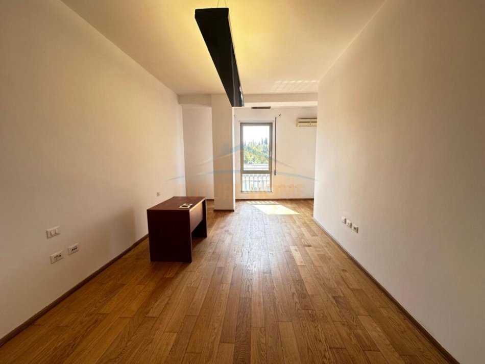 Tirane, jepet me qera ambjent biznesi Kati 4, 132 m² 1.500 € (Garda, Bllok)