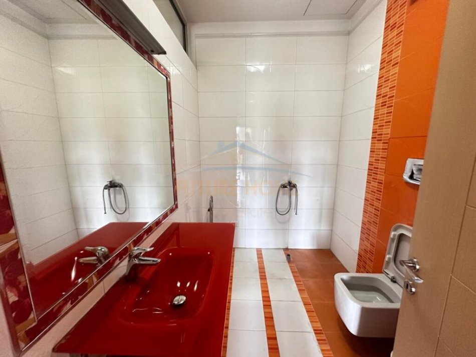 Tirane, jepet me qera ambjent biznesi Kati 4, 132 m² 1.500 € (Garda, Bllok)