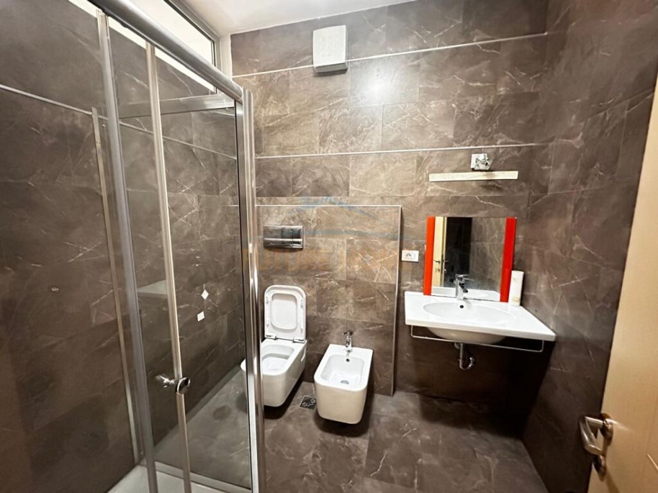 Tirane, jepet me qera ambjent biznesi Kati 4, 132 m² 1.500 € (Garda, Bllok)