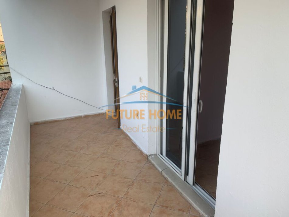 Tirane, jepet me qera apartament 2+1+Ballkon Kati 5, 120 m² 600 € (prane shkolles Emin Duraku)