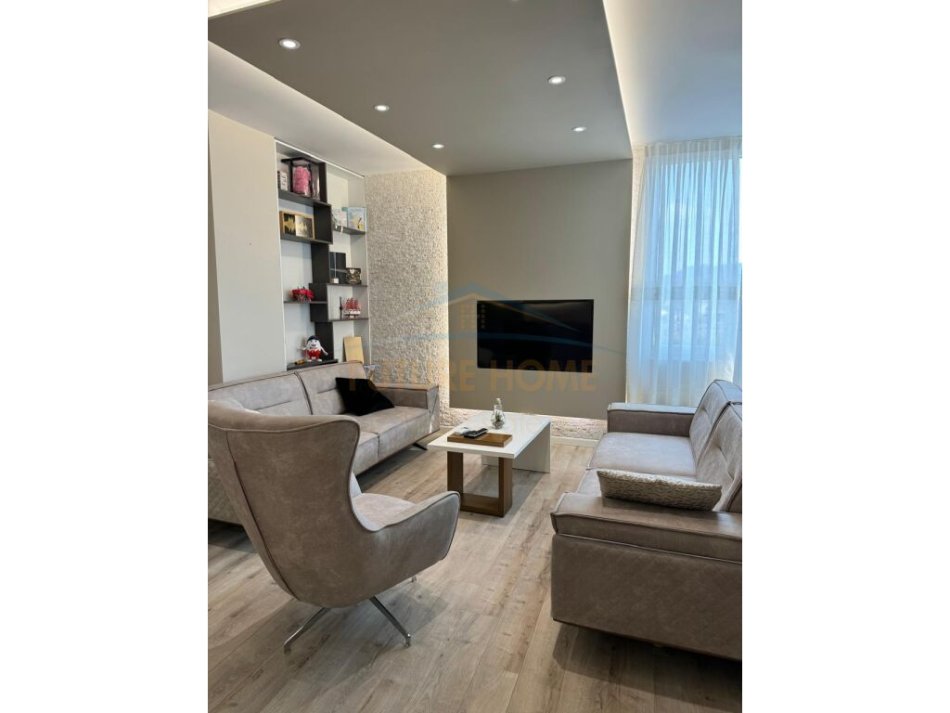Tirane, jepet me qera apartament 2+1+Ballkon Kati 9, 93 m² 700 € (PARKU)
