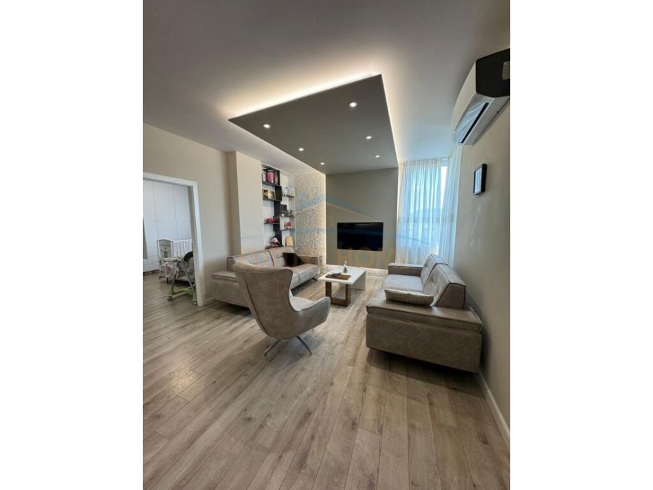 Tirane, jepet me qera apartament 2+1+Ballkon Kati 9, 93 m² 700 € (PARKU)