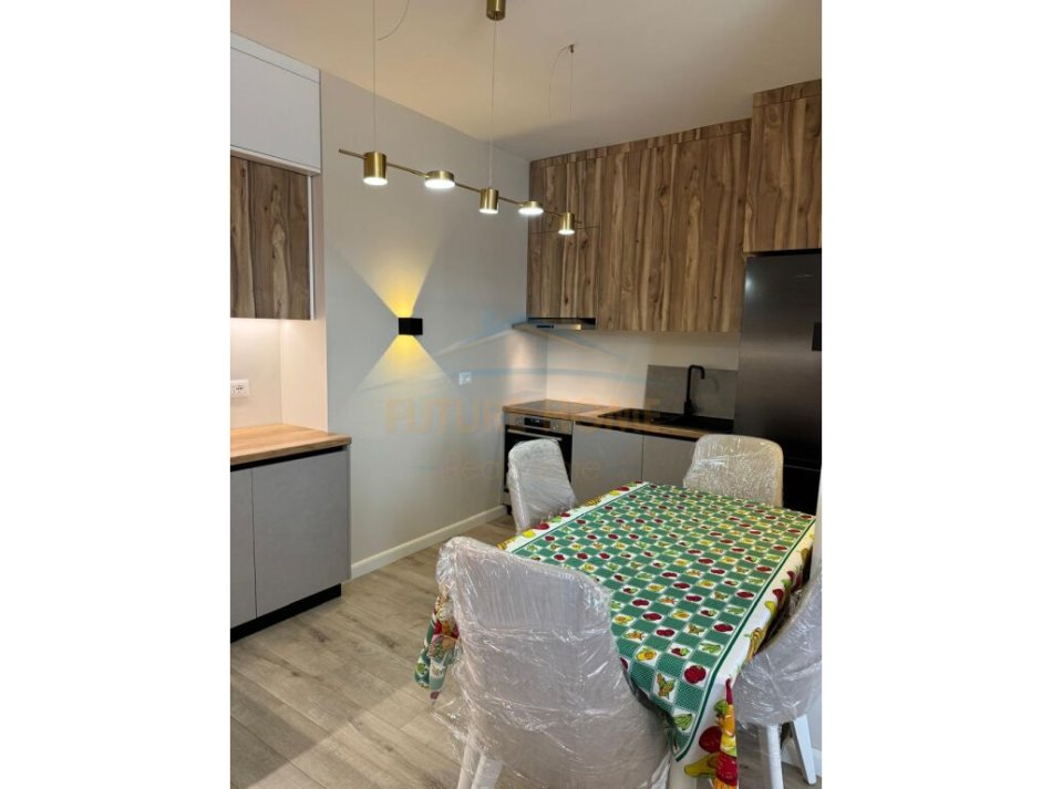 Tirane, jepet me qera apartament 2+1+Ballkon Kati 9, 93 m² 700 € (PARKU)