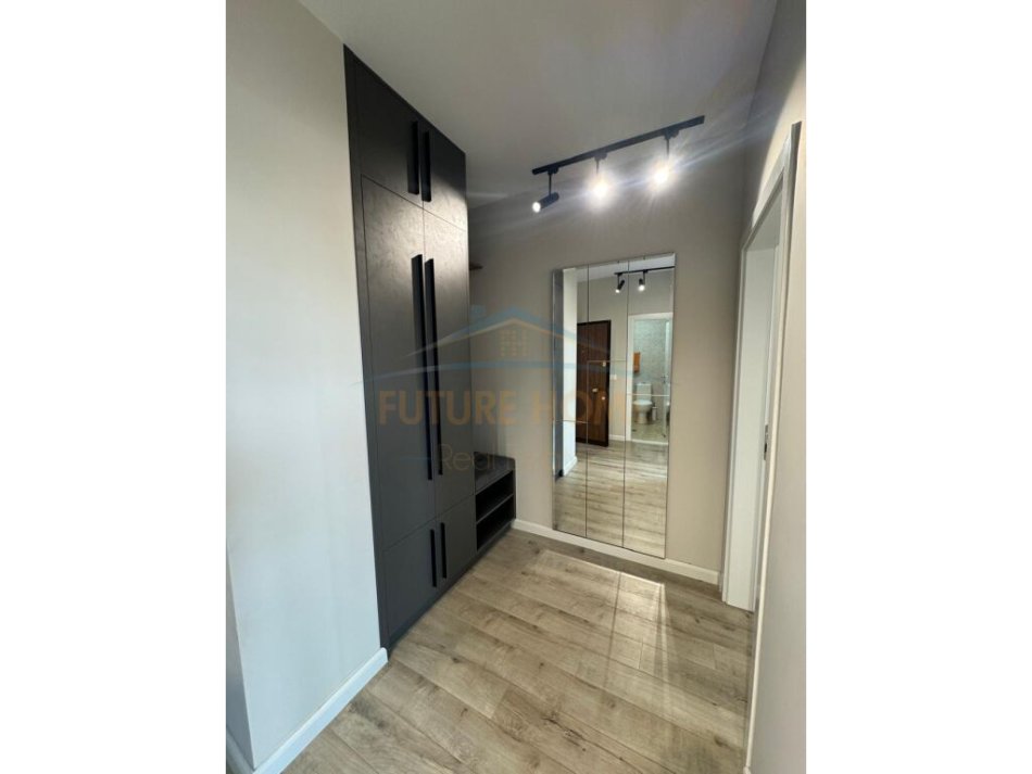 Tirane, jepet me qera apartament 2+1+Ballkon Kati 9, 93 m² 700 € (PARKU)