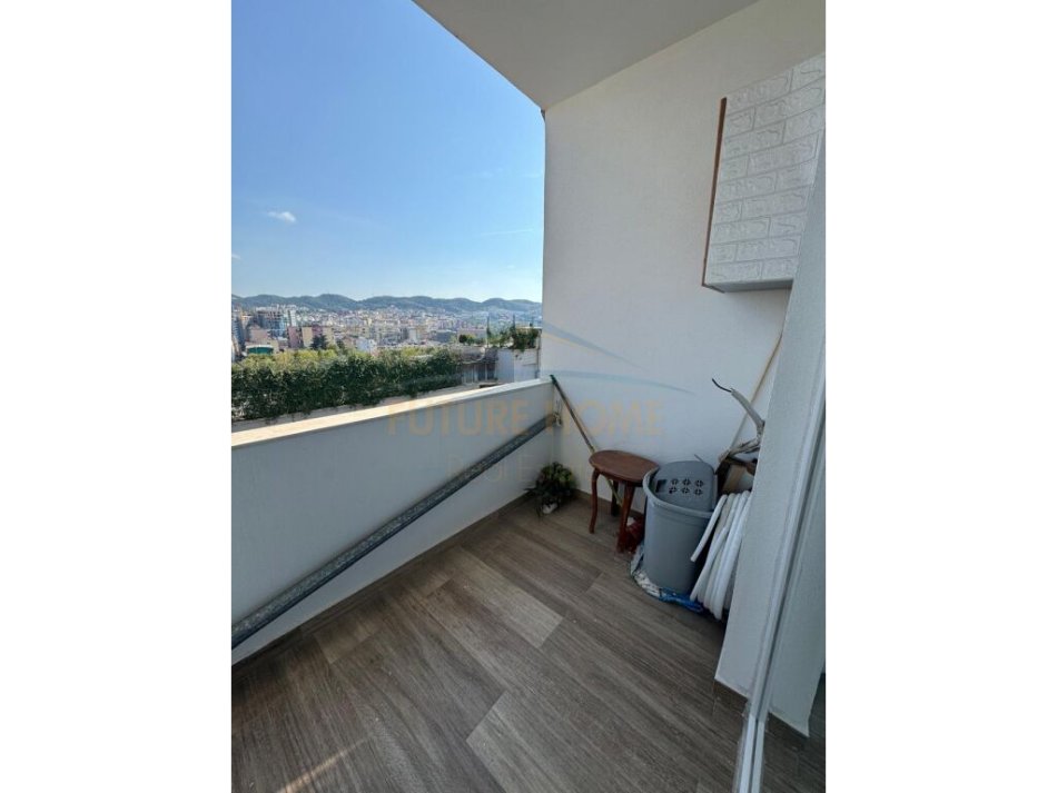 Tirane, jepet me qera apartament 2+1+Ballkon Kati 9, 93 m² 700 € (PARKU)