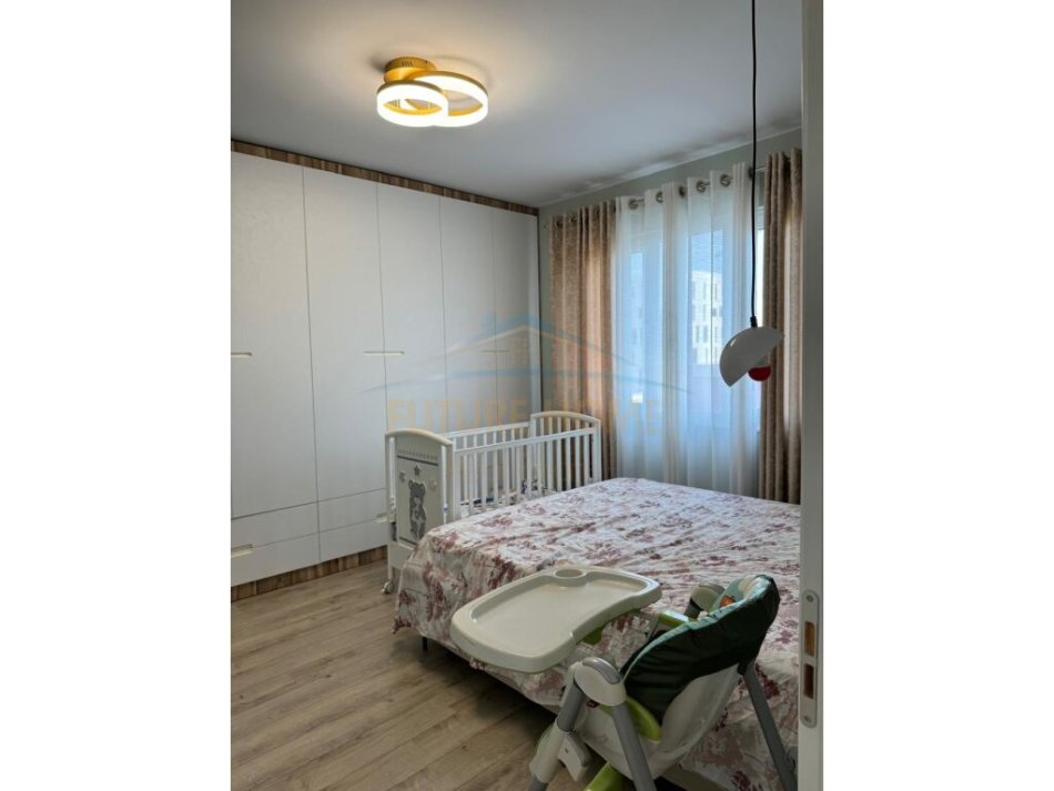 Tirane, jepet me qera apartament 2+1+Ballkon Kati 9, 93 m² 700 € (PARKU)