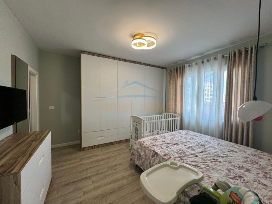 Tirane, jepet me qera apartament 2+1+Ballkon Kati 9, 93 m² 700 € (PARKU)