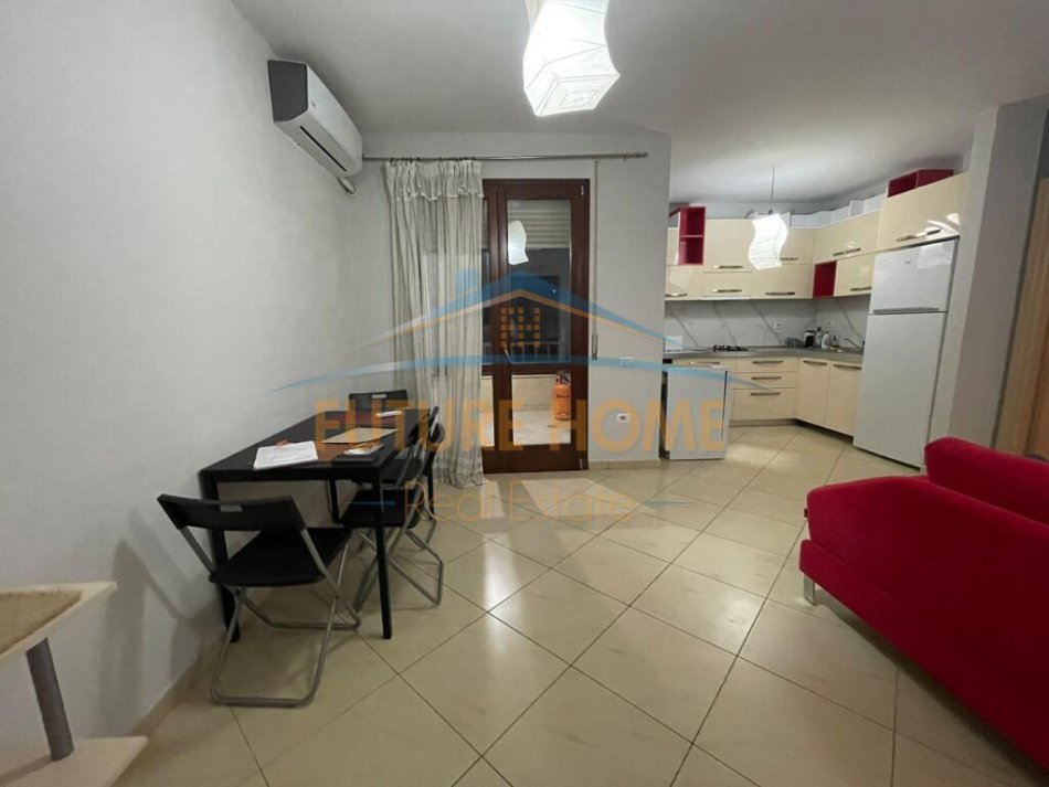Tirane, jepet me qera apartament 2+1+Ballkon Kati 3, 95 m² 550 € (Kopshti Botanik)
