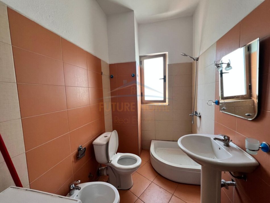 Tirane, jepet me qera apartament 1+1 Kati 3, 65 m² 500 € (Rruga Pjeter Budi)