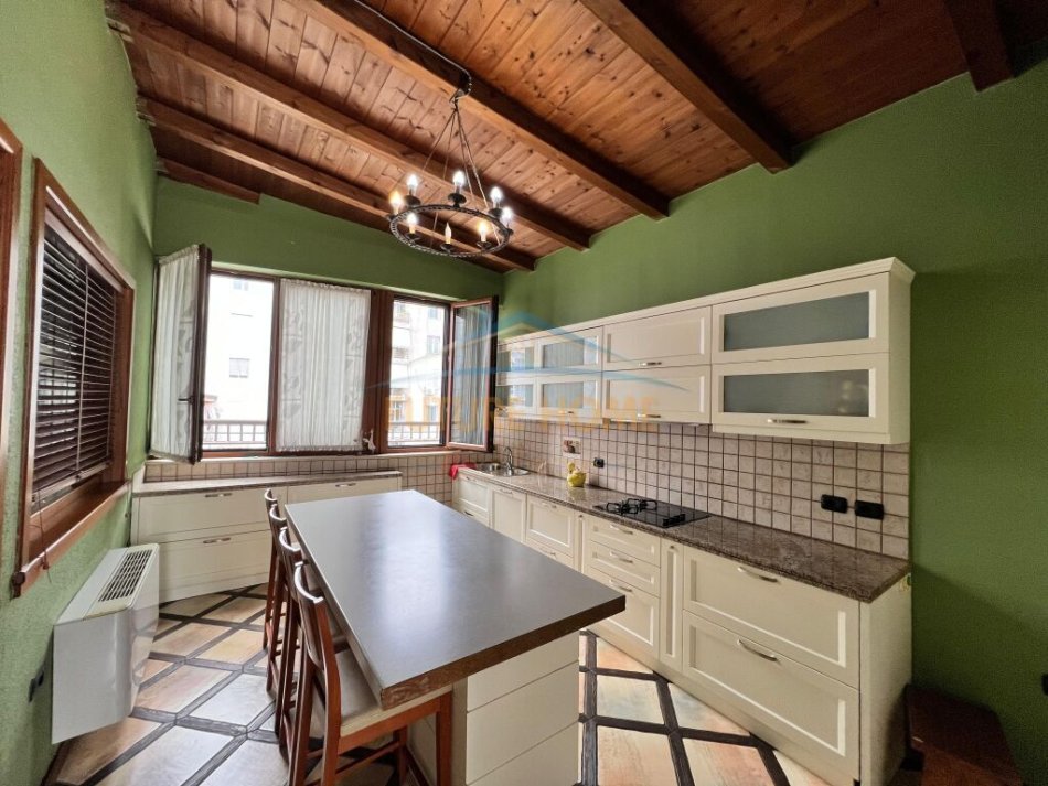 Tirane, jepet me qera apartament 3+1+Ballkon Kati 9, 210 m² 1.000 € (Rruga e Kavajes)
