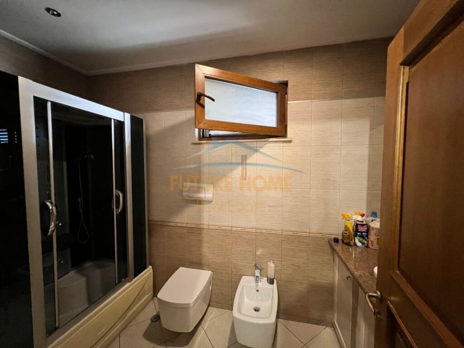 Tirane, jepet me qera apartament 3+1+Ballkon Kati 9, 210 m² 1.000 € (Rruga e Kavajes)
