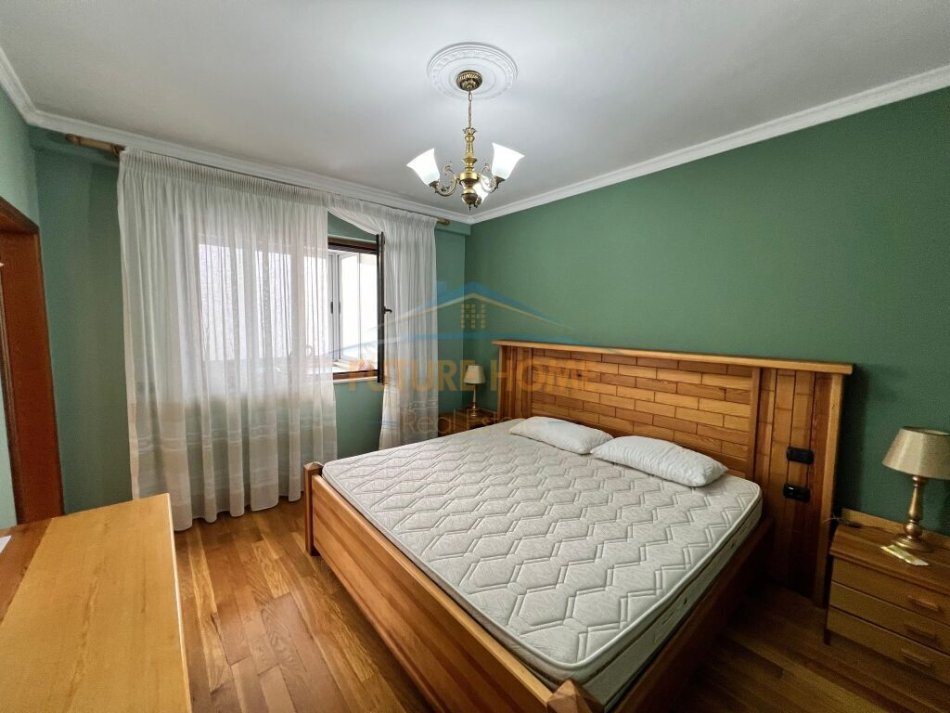 Tirane, jepet me qera apartament 3+1+Ballkon Kati 9, 210 m² 1.000 € (Rruga e Kavajes)