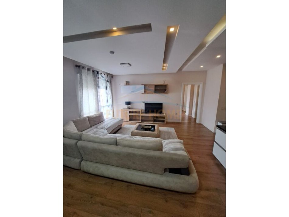 Tirane, jepet me qera apartament 2+1+Ballkon Kati 6, 115 m² 800 € (Komuna E Parisit)