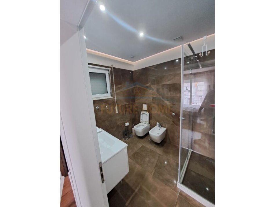 Tirane, jepet me qera apartament 2+1+Ballkon Kati 6, 115 m² 800 € (Komuna E Parisit)