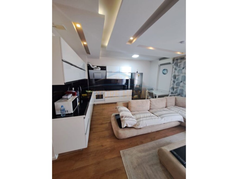 Tirane, jepet me qera apartament 2+1+Ballkon Kati 6, 115 m² 800 € (Komuna E Parisit)