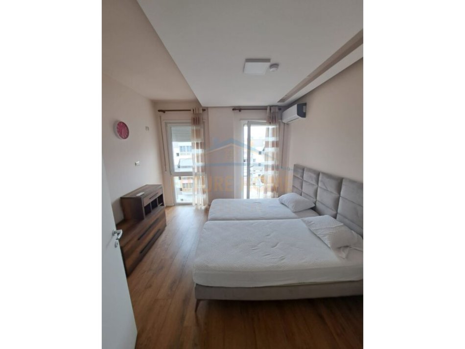 Tirane, jepet me qera apartament 2+1+Ballkon Kati 6, 115 m² 800 € (Komuna E Parisit)
