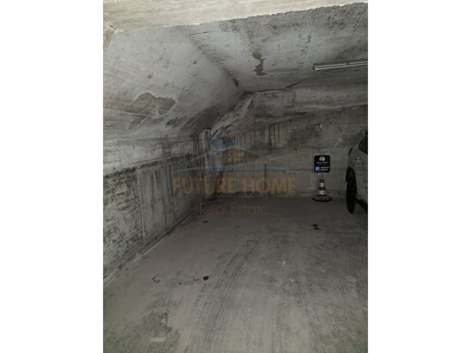 Tirane, jepet me qera apartament 2+1+Ballkon Kati 6, 115 m² 800 € (Komuna E Parisit)