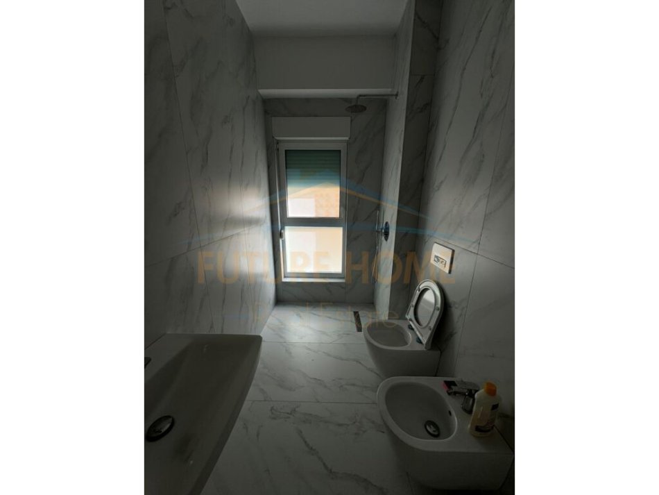Tirane, jepet me qera apartament 1+1+Ballkon Kati 1, 55 m² 450 € (Ali Demi)